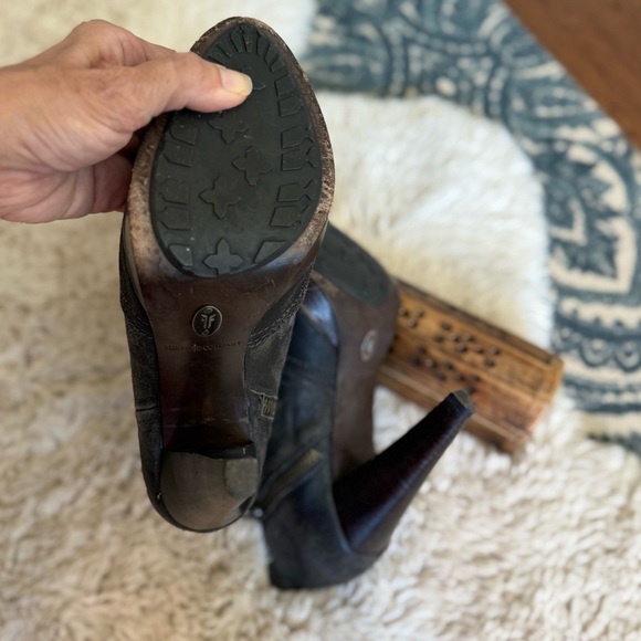 FRYE Distressed Leather Harlow Campus Booties Heel 73823 size 8 - Picture 10 of 14